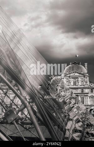 France, Paris, 75, 1er arrondissement, Cour Napoléon du Louvre, reflet du Pavillon de l'horloge dans la pyramide par Ieoh Ming Pei. Banque D'Images