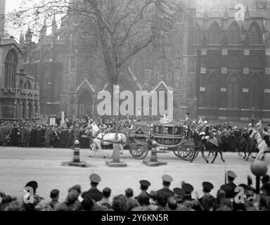 Mariage royal. S.A.R. la Princesse Elizabeth et le Duc d'Édimbourg. S.A.R. la princesse Elizabeth et son mari ont pris la photo quittant l'abbaye et passant par Parliament Square sur leur trajet de retour au palais de Buckingham. 20 novembre 1947 Banque D'Images