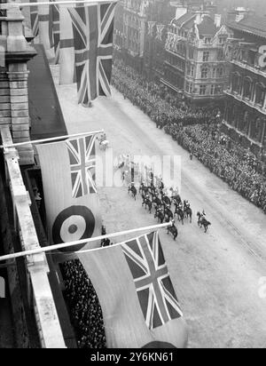 Mariage royal. S.A.R. la Princesse Elizabeth et le Duc d'Édimbourg. Le coach nuptial passant le long de Whitehall après la cérémonie. 20 novembre 1947 Banque D'Images