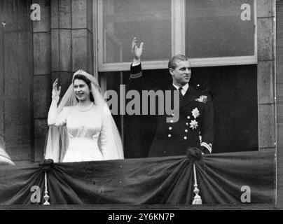 Mariage royal. S.A.R. la Princesse Elizabeth et le Duc d'Édimbourg. Sur le balcon du palais de Buckingham après la cérémonie. 20 novembre 1947 Banque D'Images