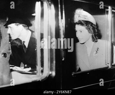 Mariage royal. S.A.R. la Princesse Elizabeth et le Duc d'Édimbourg. La princesse et son mari souriaient heureux alors qu'ils quittaient Winchester Station ce soir au début de leur lune de miel. 20 novembre 1947 Banque D'Images