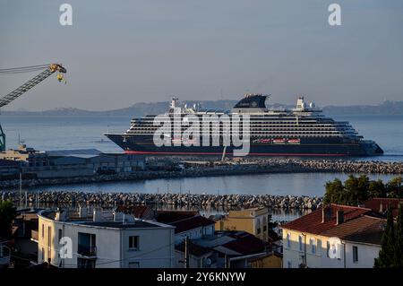 Marseille, France. 25 septembre 2024. Le navire de croisière à passagers MSC Explora II arrive au port méditerranéen français de Marseille. Crédit : SOPA images Limited/Alamy Live News Banque D'Images