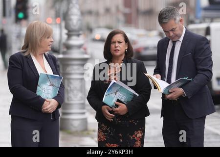 Les membres du parti Sinn Fein (de gauche à droite), porte-parole des dépenses publiques et de la réforme Rose Conway-Walsh, la présidente Mary Lou McDonald et la porte-parole des finances Pearse Doherty arrivent au lancement du Sinn Fein Alternative budget, aux Archives architecturales irlandaises de Dublin. Date de la photo : jeudi 26 septembre 2024. Banque D'Images