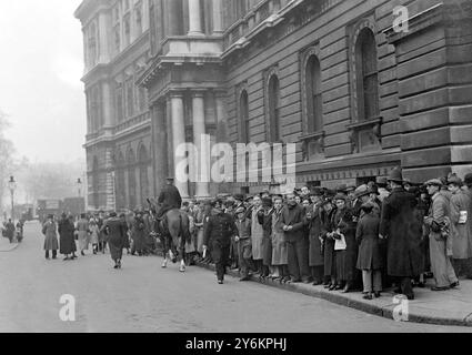 L'abdication du roi Édouard VIII - une scène dans Downing Street en décembre 1936 - Édouard VIII (Edward Albert Christian George Andrew Patrick David ; plus tard le prince Édouard, duc de Windsor ; 23 juin 1894 - 28 mai 1972) était roi de Grande-Bretagne, d'Irlande, des dominions britanniques au-delà des mers, et empereur de l'Inde de la mort de son père, George V (1910-36), le 20 janvier 1936, jusqu'à son abdication le 11 décembre 1936. Il était le deuxième monarque de la maison de Windsor, son père ayant changé le nom de la maison royale de Saxe-Cobourg-Gotha en 1917. ©2005 TopFoto Banque D'Images