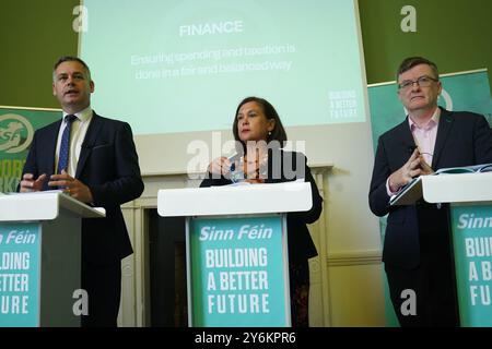 Les membres du parti Sinn Fein (de gauche à droite), porte-parole des finances Pearse Doherty, la présidente Mary Lou McDonald et le porte-parole de la santé David Cullinane, lors du lancement du Sinn Fein Alternative budget, aux Archives architecturales irlandaises de Dublin. Date de la photo : jeudi 26 septembre 2024. Banque D'Images