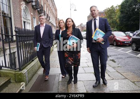 Les membres du parti Sinn Fein (de gauche à droite) le porte-parole pour la santé David Cullinane, la porte-parole des dépenses publiques et de la réforme Rose Conway-Walsh, la présidente Mary Lou McDonald et la porte-parole des finances Pearse Doherty arrivent au lancement du Sinn Fein Alternative budget, aux Archives architecturales irlandaises de Dublin. Date de la photo : jeudi 26 septembre 2024. Banque D'Images