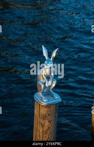 Saint-Pétersbourg, Russie - 16 juin 2024 : monument à un lièvre sauvé d'une inondation au milieu du détroit de Kronverksky Banque D'Images