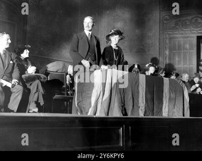 M. Bonar Law s'exprime au Drury Lane Theatre. À côté de lui se trouve Mme Bridgeman, la présidente. 4 novembre 1921 Banque D'Images