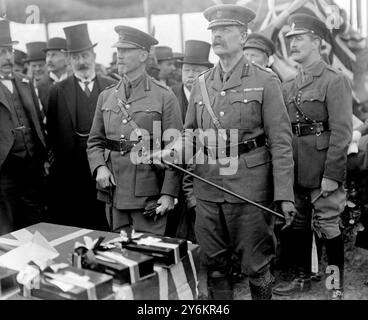 Le général Smuts reçoit à Hendon un avion au nom du gouvernement de l'Union souscrit par les membres de la Chambre de commerce de Londres. Général Jan Smuts (parlant) et Lord Desborough. 5 mai 1917 Banque D'Images