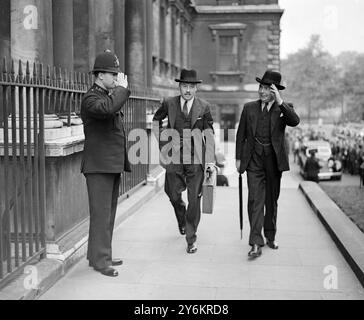 Downing Street - crise en Tchécoslovaquie. Major J.C. Hayden (adjoint militaire du secrétaire d'État à la Guerre) et M. Hore Belisha, secrétaire d'État à la Guerre 1938 Banque D'Images