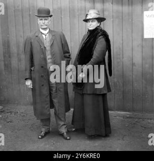 L'honorable Andrew Fisher et Mme Fisher à Southampton. 1916 Banque D'Images