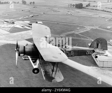 Yeovilton, Somerset Angleterre : voler à nouveau le dernier biplan Fairey Sword Fish restant, avec le Modern Sea Vixon (arrière-plan) un chasseur du 893 Squadron, British Fleet Air Arm. Les avions survolaient la Royal Naval Air Station à Yeovilton, Somerset, Angleterre, où, en accord avec tous les porte-avions et les stations aériennes navales, le 25e anniversaire de la grande victoire de la Fleet Air Arm sur la flotte italienne à Tarente était célébré cette semaine. Les survivants de cette première attaque aérienne de porte-avions de la seconde Guerre mondiale, dans laquelle seulement deux équipages aériens ont été perdus, ont assisté à Annive Banque D'Images