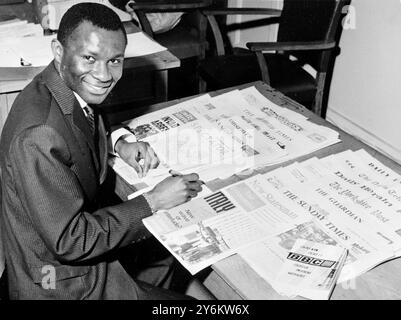 Londres : Hamza Kassongo du BBC Swahili Service étudie certains journaux et magazines nationaux britanniques pour le programme African Affairs in the British Press, le 1er mai 8 mai 1964 Banque D'Images