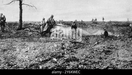 Photographie de l'avancée française en Champagne : un assaut de l'infanterie coloniale. Consolidation du territoire conquis : les troupes françaises dégagent le terrain et fouillent les tranchées après que la première vague d'assaut ait franchi la première ligne allemande. 16 octobre 1915 Banque D'Images