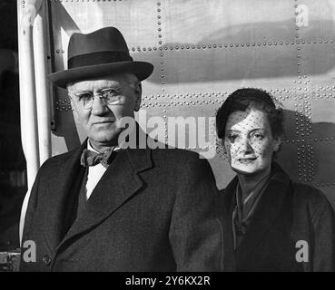 Sir Alexander Fleming, découvreur de pénicilline, et sa femme ont photographié à l'aéroport de Londres alors qu'ils embarquaient à bord d'un paquebot BEA pour Paris. Ils sont en route pour Bordeaux, où Sir Alexander recevra un diplôme honorifique. 13 novembre 1954 Banque D'Images