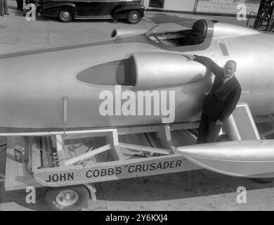 New Malden, Surrey : Driving as John Cobb, avec son révolutionnaire speed-boat Crusader , dans lequel il doit tenter un nouveau record de vitesse surface. Le nouvel engin est propulsé par un moteur Ghost Jet de Havilland de 3 000 chevaux similaire au type utilisé dans l'avion de ligne Comet. Il a coûté 15 000 £. John Cobb, âgé de 52 ans, détient le record de vitesse sur terre de 394,4 milles mph et espère battre le record de vitesse sur eau de plus de 160 milles à l'heure détenu par l'américain Stanley Sayre. 22 août 1952 Banque D'Images