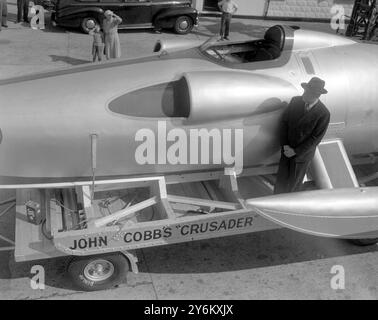 New Malden, Surrey : Driving as John Cobb, avec son révolutionnaire speed-boat Crusader , dans lequel il doit tenter un nouveau record de vitesse surface. Le nouvel engin est propulsé par un moteur Ghost Jet de Havilland de 3 000 chevaux similaire au type utilisé dans l'avion de ligne Comet. Il a coûté 15 000 £. John Cobb, âgé de 52 ans, détient le record de vitesse sur terre de 394,4 milles mph et espère battre le record de vitesse sur eau de plus de 160 milles à l'heure détenu par l'américain Stanley Sayre. 22 août 1952 Banque D'Images