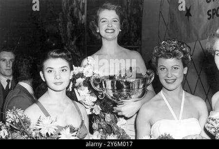 Londres : belle May-Louise Flodin, de Suède (Centre) tenant la coupe qui lui a été présentée après avoir remporté le concours 'Miss monde' tenu au Lyceum de Londres - le premier concours de beauté mondial jamais organisé dans ce pays. À gauche, Sylvia Muller, de Suisse, qui a terminé deuxième, et à droite, Vera Marks, d'Allemagne, qui a terminé troisième. Comme nous l'avons d'habitude avec ce type de concours, il y a eu beaucoup de désaccord avec la décision des juges. 14 novembre 1952 Banque D'Images