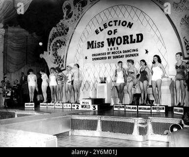 Les quatre gagnants du concours Miss monde organisé au Lyceum de Londres - le premier concours mondial de beauté jamais organisé dans ce pays. À la place d'honneur au centre de la tribune se trouve May-Louise Flodin , de Suède, qui était première, avec Sylvia Muller , de Suisse (à gauche) qui était deuxième, et à droite Vera Marks , d'Allemagne . qui était troisième. À l'extrême droite, Kyllikki Koskibalme , de Finlande, a terminé quatrième. 14 novembre 1952 Banque D'Images