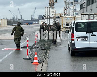 Hambourg, Allemagne. 26 septembre 2024. Les soldats de la Bundeswehr ont posé des barbelés dans le port dans le cadre de l'exercice «Red Storm Alpha». C'est le début de l'exercice de la Bundeswehr 'Red Storm Alpha' par le commandement de l'État de Hambourg et la sécurité intérieure de Hambourg. Crédit : Steven Hutchings/dpa/Alamy Live News Banque D'Images