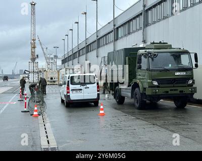 Hambourg, Allemagne. 26 septembre 2024. Les soldats de la Bundeswehr ont posé des barbelés dans le port dans le cadre de l'exercice «Red Storm Alpha». C'est le début de l'exercice de la Bundeswehr 'Red Storm Alpha' par le commandement de l'État de Hambourg et la sécurité intérieure de Hambourg. Crédit : Steven Hutchings/dpa/Alamy Live News Banque D'Images