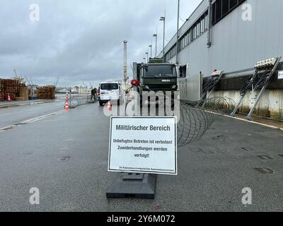 Hambourg, Allemagne. 26 septembre 2024. Les soldats de la Bundeswehr ont posé des barbelés dans le port dans le cadre de l'exercice «Red Storm Alpha». C'est le début de l'exercice de la Bundeswehr 'Red Storm Alpha' par le commandement de l'État de Hambourg et la sécurité intérieure de Hambourg. Crédit : Steven Hutchings/dpa/Alamy Live News Banque D'Images