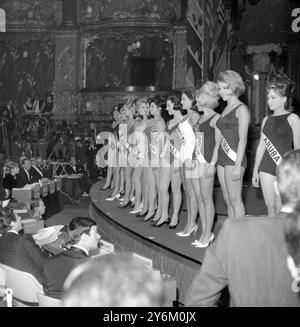 Londres s'est alignée sur la scène du concours de beauté « Miss monde » du Lyceum. De droite à gauche, « Miss Aruba », Regina Croes ; « Miss Austria », Victoria Lazak; "Miss Belgique", Daniele Defrere ; "Miss Brésil", Maria Izabel de Avellarelias ; "Miss Canada", Mary Louise Farrell ; "Miss Cyelon", Marina Swan; Miss Colombia, Paulina Vargas ; Miss Danemark, Yvonne Mortensen ; Miss Équateur Maria de Lourdes Anda ; Miss Finlande, Maila Maria Ostring ; Miss France, Jacqueline Gayraud, et "Miss Chine libre", Linda Lin. Le concours a été remporté par Miss Royaume-Uni, Ann Sydney, 20 ans, avec Miss Arge Banque D'Images