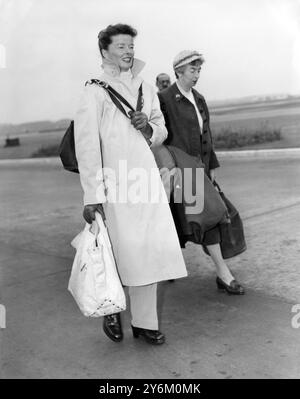 Katherine Hepburn en arrivant à l'aéroport de Londres de Montego Bay . Elle est à Londres pour faire un film , elle porte des chaussures plates de type homme , des pantalons , mackintosh , des gants et une coiffure proche . 25 mai 1959 Banque D'Images