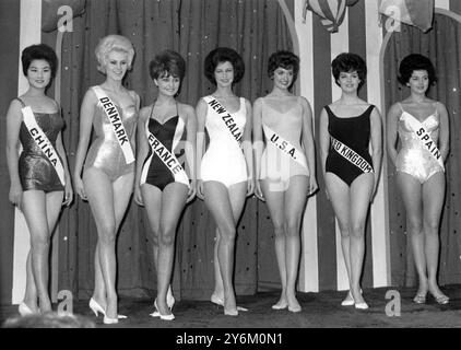 Les sept finalistes parmi lesquels Miss monde 1961 a été choisie se sont alignés devant les juges du Lyceum Ballroom lors des dernières étapes de la compétition. De gauche à droite : Grace Li, de Free China, qui a terminé deuxième ; Inge Jorgensen, du Danemark, qui a terminé cinquième ; Michele Wargnier, de France, Leone main, de Nouvelle-Zélande ; JO Ann Odum, des États-Unis ; Rosemarie Frankland, du Royaume-Uni, la gagnante, et Carmen Cervera, de l'Espagne, qui a terminé troisième. 9 novembre 1961 Banque D'Images