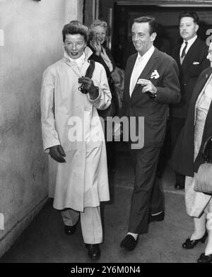 Katherine Hepburn en arrivant à l'aéroport de Londres de Montego Bay . Elle a été accueillie par Robert Helpmann , l'acteur australien et danseur de ballet. Ils sont amis depuis quelques années. En 1955 , ils ont dirigé une compagnie Old Vic lors d'une tournée en Australie . 25 mai 1959 Banque D'Images