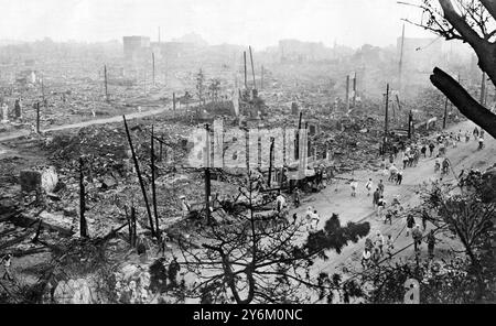 'Maintenant une plaine de cendres noires' Tokyo après le tremblement de terre et l'incendie, qui a détruit 334 000 maisons. Moitié Tokyo en ruines après le grand incendie qui a suivi le tremblement de terre : une photographie remarquable vient de recevoir montrant la vue depuis la gare d'Uyeno regardant vers le centre de la ville. 13 octobre 1923 Banque D'Images