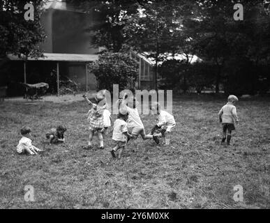 Buxted Lodge, Clapham, sud de Londres. Bébés de crèche. Enfants jouant dans le jardin. 25 mai 1927 Banque D'Images