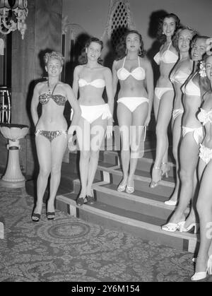 Londres : dans leurs costumes de bikini sont les compétiteurs de la compétition 'Miss monde', dont les finales ont lieu tard le soir au Lyceum de Londres parmi ces filles qui défilaient à l'Empire Rooms, Tottenham court Road, pour juger sont Jacqueline le moine (à gauche, de France, Lilly Jaconsen (deuxième à partir de la gauche), du Danemark, et le centre est la suédoise Kerstin ('Kicki') Hakansson. 27 juillet 1951 Banque D'Images