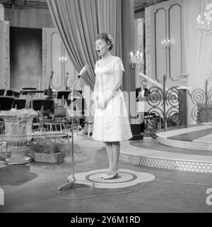 Luxembourg : vu au septième Festival Eurovision de la chanson qui s'est tenu ici le 18 mars est Ellen Winther du Danemark. 20 mars 1962 Banque D'Images