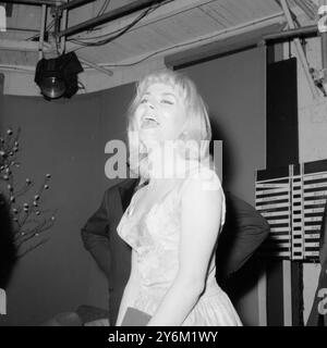 Luxembourg : Isabelle Aubret, française, est photographiée lors du septième Festival Eurovision de la chanson qu’elle a remporté à Luxembourg le 18 mars. 20 mars 1962 Banque D'Images