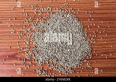 Millet perle biologique (Pennisetum glaucum) ou Bajra, dans un bol. Isolé sur un foyer en bois marron background.selective avec flou Banque D'Images