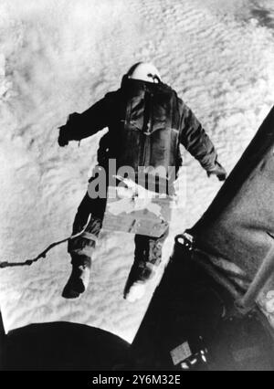 Joseph M Kittinger Jr est montré à l'instant où il a marché de la nacelle ouverte d'un ballon à une altitude de 102 800 pieds le 16 août 1960 pour un saut record en parachute. Le Capt Kittinger est tombé de plus de 26 milles avant d'ouvrir son parachute. Banque D'Images