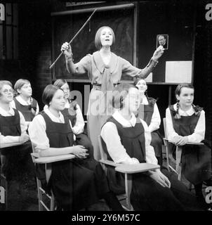 Londres : Vanessa Redgrave, épouse du metteur en scène Tony Richardson revient sur la scène londonienne dans le rôle-titre de la pièce de Jay Presson Allen, « The Prime of Miss Jean Brodie », basée sur le roman de Muriel Spark. Notre photo montre Vanessa avec de jeunes actrices dans une scène de salle d'école pendant la répétition d'aujourd'hui au théâtre Wyndham. 4 mai 1966 Banque D'Images