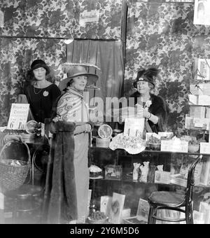 Gala de shopping caritatif à Holdron's, Peckham. Marie Comtesse de Minto (à droite) assistée de Mlle Bruce Ingram (à gauche) et Mlle Jean de Casalis. années 1920 Banque D'Images