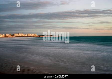 France, les Sables d'Olonne, 85, crépuscule sur la baie. Banque D'Images