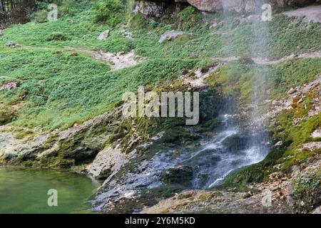 Détail d'une des cascades de Goriuda, près de Chiusaforte, Italie, entre sa grotte et son étang, en plein été Banque D'Images