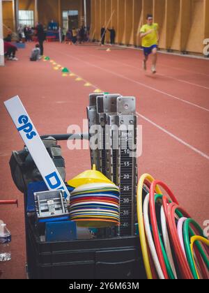 Leçons PE, piste d'athlétisme en salle Banque D'Images