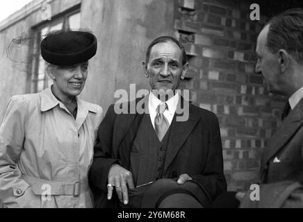 Le pasteur anti-hitlérien arrive en Angleterre Dr Martin Niemoller, le pasteur protestant anti-hitlérien qui a passé deux ans dans un camp de concentration est arrivé à l'aéroport de Londres Heathrow de Francfort, en Allemagne, en route pour Édimbourg, en Écosse, pour assister à la conférence des sociétés bibliques Unies du monde. Après la conférence qui se termine le 7 juin, Pasteur Niemoller prendra la parole à Cambridge le 12 juin. 31/05/1948 Niemoller et son épouse. Banque D'Images