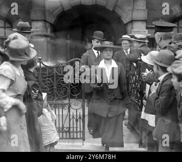 Enquête Atherton à Westminster Coroner's court, Horseferry Road. Mlle Lane, la servante de Mme Atherton. 11 juillet 1919 Banque D'Images