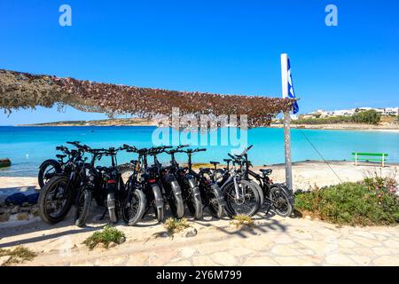 Vélos à louer sur l'île d'Ano Koufonisi. Petites Cyclades, Grèce Banque D'Images