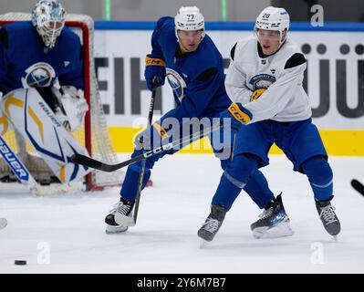 Munich, Allemagne. 26 septembre 2024. John-Jason JJ Peterka (M) et Jiri Kulich (R) de Buffalo participent à une séance d’entraînement au SAP Garden de l’Olympiapark. L’aréna sportif sera officiellement inauguré le 27 septembre 2024 avec un match de hockey sur glace entre l’EHC Red Bull Munich et l’équipe de Buffalo Sabres de la LNH. Crédit : Sven Hoppe/dpa/Alamy Live News Banque D'Images