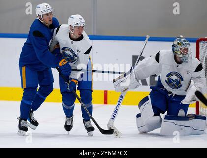 Munich, Allemagne. 26 septembre 2024. John-Jason JJ Peterka (G) et Lukas Rousek (M) de Buffalo participent à une séance d'entraînement au SAP Garden de l'Olympiapark. L’aréna sportif sera officiellement inauguré le 27 septembre 2024 avec un match de hockey sur glace entre l’EHC Red Bull Munich et l’équipe de Buffalo Sabres de la LNH. Crédit : Sven Hoppe/dpa/Alamy Live News Banque D'Images