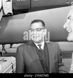 Londres : L'honorable D.B. Sangster, premier ministre par intérim de la Jamaïque, qui assiste à la conférence des premiers ministres du Commonwealth de Londres en l'absence du premier ministre jamaïcain, Sir Alexander Bustamante, qui est malade, photographié à son arrivée à l'aéroport de Londres aujourd'hui. La conférence s'ouvre le jeudi 17 juin. 14 juin 1965 Banque D'Images