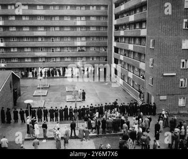 Une vue générale de la scène à l'extérieur de Silverdale House, Hampstead Road, Londres quand de grandes foules se sont rassemblées pour entraver les progrès de la police qui était arrivée pour donner le soutien des huissiers dans leur tentative d'expulser Mr. Arthur Rowe, un serveur de 59 ans qui a été barricadé dans son appartement depuis un mois pour protester contre une récente augmentation de loyer du conseil de Pancras. - 22 septembre 1960. ©TopFoto Banque D'Images