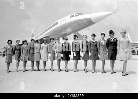 Les hôtesses parisiennes de 15 des 16 compagnies aériennes qui ont commandé l'avion supersonique anglo-français Concord ont aligné devant la maquette grandeur nature de l'avion de ligne au salon de l'Air et de l'espace de Paris à l'aéroport du Bourget. Il manque l'hôtesse Air-India. Vues de gauche à droite : hôtesses de Japan Airlines ; Braniff ; United Airlines ; American Airlines ; TRANS World Airlines; Lufthanse Airlines ; Pan-American Airlines ; Eastern Airlines ; Continental Airlines ; Air France; MEA Air Libya ; Air Canada ; British Overseas Airway Corpn. et Qantas. 5 juin 1967 Banque D'Images